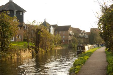 Şanlı gökyüzünün altında Lea nehrinde suyla doğdu.