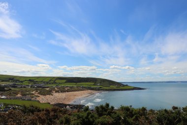 Dalgalar Kuzey Devon sahiline çarpıyor.