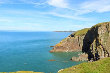 Dalgalar Kuzey Devon sahiline çarpıyor.