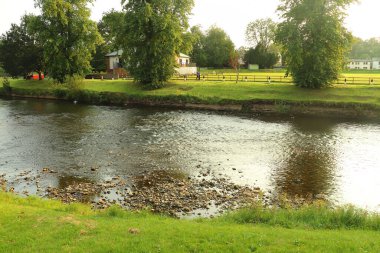 Muhteşem bir yaz gününde Appleby-in-Westmoreland 'de akan Cennet Nehri.
