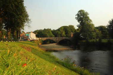 Muhteşem bir yaz gününde Appleby-in-Westmoreland 'de akan Cennet Nehri.
