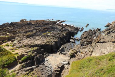 Dalgalar Kuzey Devon sahiline çarpıyor.