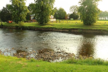 Muhteşem bir yaz gününde Appleby-in-Westmoreland 'de akan Cennet Nehri.