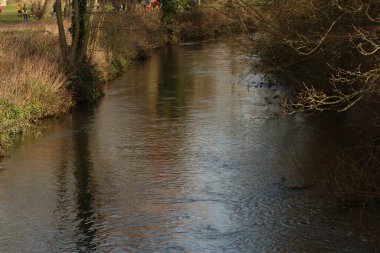 Şanlı gökyüzünün altında Lea nehrinde suyla doğdu.