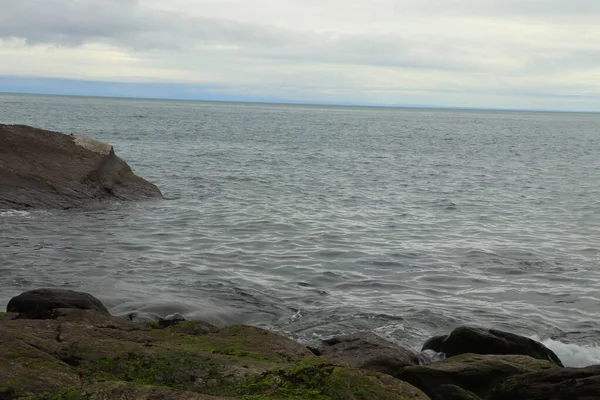 Golven Crashen Tegen Kust Van Noord Devon — Stockfoto