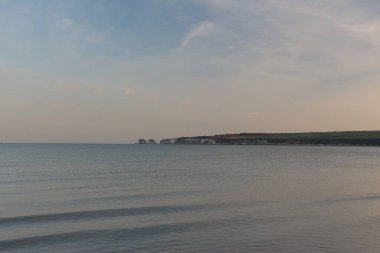 Bournemouth ve Wight Adası manzaralı Studland Körfezi 'ni kışın ortasında sahilden keşfetmek.
