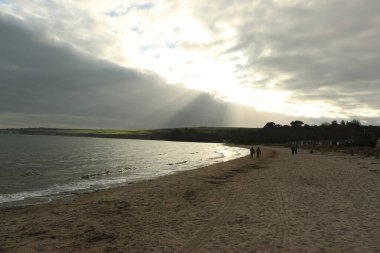 Bournemouth ve Wight Adası manzaralı Studland Körfezi 'ni kışın ortasında sahilden keşfetmek.