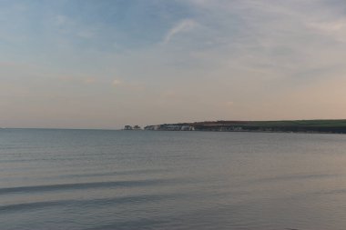 Bournemouth ve Wight Adası manzaralı Studland Körfezi 'ni kışın ortasında sahilden keşfetmek.