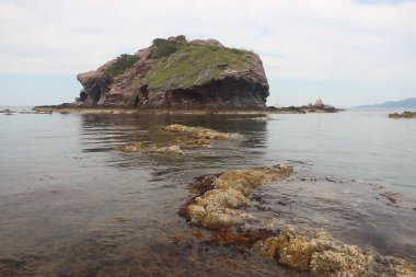 Kayaların üzerinden tırmanmak ve Cythe 'deki Afrodit sahilinin kristal sularında yüzmek.