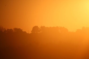 Sonbahar boyunca İngiltere 'nin Norfolk kentinde Blakeney dışında gelgit bataklıklarının üzerinde gün batımı 
