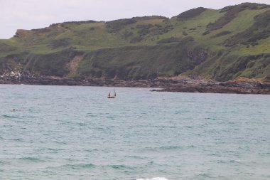 Güney Cornwall sahil şeridinde yaz güneşinin altında güneşlenerek