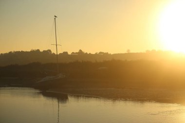 Sonbahar boyunca İngiltere 'nin Norfolk kentinde Blakeney dışında gelgit bataklıklarının üzerinde gün batımı 