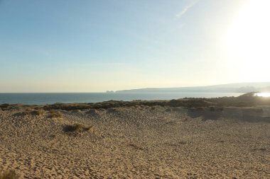 Bournemouth ve Wight Adası manzaralı Studland Körfezi 'ni kışın ortasında sahilden keşfetmek.