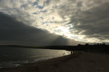 Bournemouth ve Wight Adası manzaralı Studland Körfezi 'ni kışın ortasında sahilden keşfetmek.