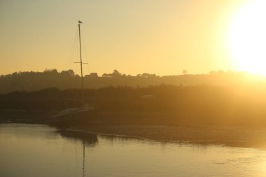 Sonbahar boyunca İngiltere 'nin Norfolk kentinde Blakeney dışında gelgit bataklıklarının üzerinde gün batımı 