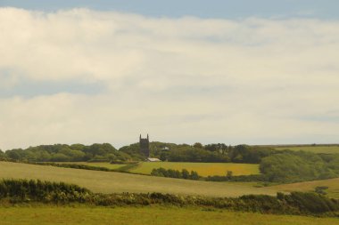 Güney Cornwall sahil şeridinde yaz güneşinin altında güneşlenerek