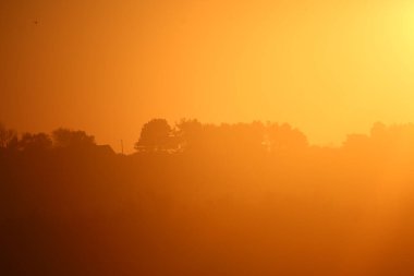 Sonbahar boyunca İngiltere 'nin Norfolk kentinde Blakeney dışında gelgit bataklıklarının üzerinde gün batımı 