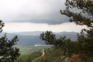 Kıbrıs Rum Kesimi 'nin ortasındaki tepelere kurulmuş tarihi bir Kıbrıs manastırı