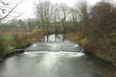 Lea nehri Hertford 'dan Londra' ya soğuk, ıslak, çamurlu bir sonbahar gününde akar.