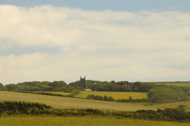 Güney Cornwall sahil şeridinde yaz güneşinin altında güneşlenerek