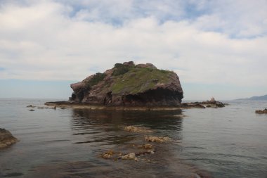 Kayaların üzerinden tırmanmak ve Cythe 'deki Afrodit sahilinin kristal sularında yüzmek.