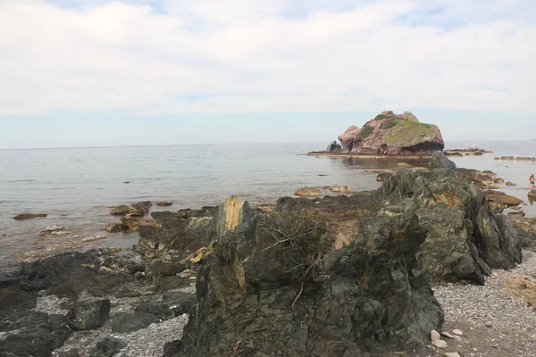Kayaların üzerinden tırmanmak ve Cythe 'deki Afrodit sahilinin kristal sularında yüzmek.