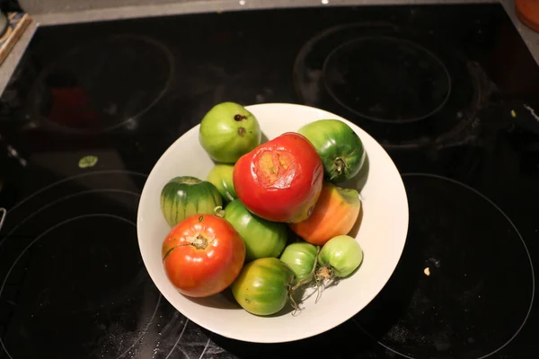 Tomates Recém Colhidos Amadurecendo Uma Tigela Final Verão — Fotografia de Stock