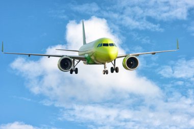 Mavi gökyüzünün arka planında uçan büyük sarı bir jet.