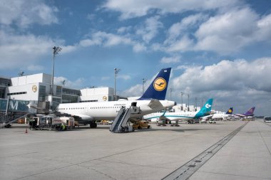 Havaalanındaki uçak jetleri uçuşa hazırlanıyor: Münih, Almanya - 15 Eylül 2018