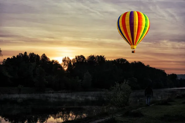 Ein Heller Heißluftballon Vor Dem Hintergrund Des Leuchtend Orangen Sonnenuntergangs — Stockfoto