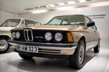 BMW Müzesinde BMW 323i arabası: Münih, Almanya - 14 Eylül 2018