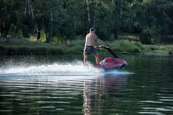 Hombre Que Monta Una Moto Acuática Lago Día Verano Abakan —  Fotos de Stock