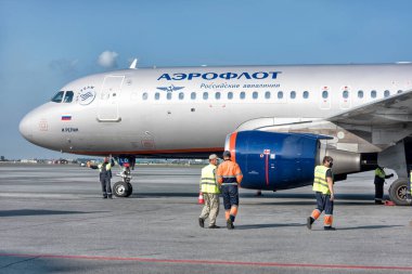 Abakan, Rusya - 08 Ağustos 2020 'de büyük, mavi bir Aeroflot uçağı havalanmaya hazır.