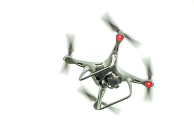  Arka planda beyaz bir helikopter uçuyor..