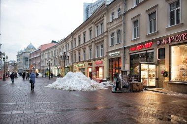Eski Arbat Caddesi, Moskova - 15 Ocak 2021 Noel için dekore edilmiştir.