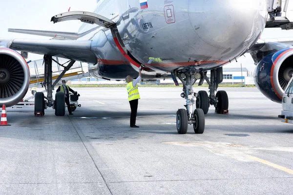 俄罗斯阿巴坎 2020年8月8日 一位工作人员正在用镜子检查一架大型飞机 然后在夏天的机场起飞 — 图库照片