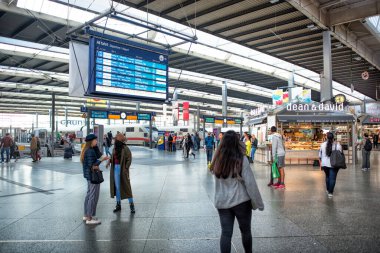 Tren istasyonları, kafeler ve dükkanları olan yolcularla dolu Münih tren istasyonunun bekleme salonu: Münih, Almanya - 15 Eylül 2018