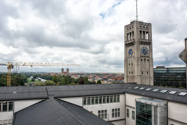 バイエルンの建物とFrauenkirche教会に気圧計を備えたドイツ博物館天気塔駅の眺め ミュンヘン ドイツ 2018年9月12日 — ストック写真