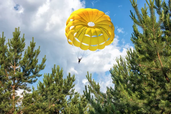 Yellow Parachute Green Forest Background Fluffy White Clouds Blue Sky — Stock Photo, Image