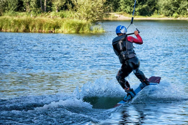 Hombre Wakeboarding Lago Día Verano Chaleco Salvavidas Foco Suave Desenfoque —  Fotos de Stock