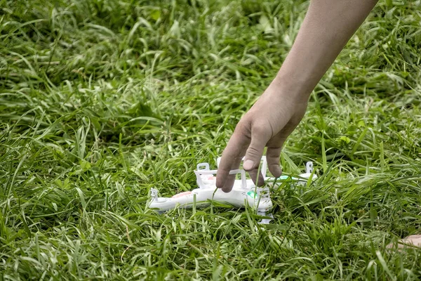 Quadricóptero Drone Branco Caiu Chão — Fotografia de Stock