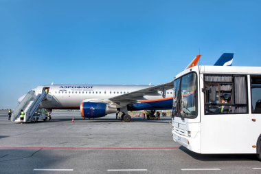 Abakan, Rusya - 08 Ağustos 2020 'de büyük, mavi bir Aeroflot uçağı havalanmaya hazır.