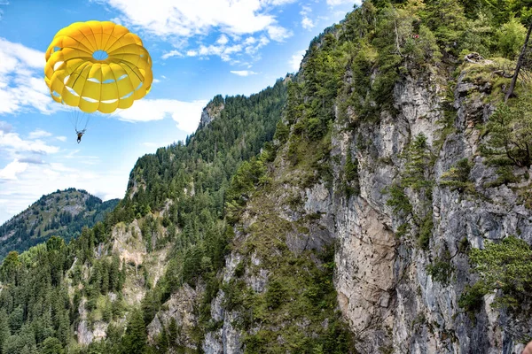 Flexão Usando Paraquedas Fundo Altas Montanhas Dos Alpes Com Floresta — Fotografia de Stock
