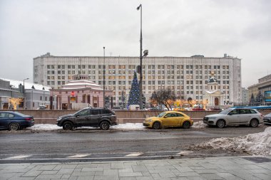 Moskova, Rusya - 15 Ocak 2021: Moskova 'da bir kış sokağı Noel için dekore edildi.