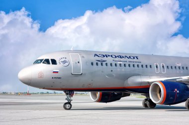 Abakan, Rusya - 08 Ağustos 2020 'de büyük, mavi bir Aeroflot uçağı havalanmaya hazır.