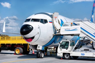 Büyük bir uçak yazın havaalanında biniş için hazırlanıyor. Komik bir yüz gövdesi uçağı: Abakan, Rusya - 08 Ağustos 2020: