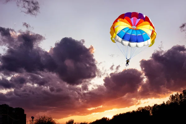 Parlak Günbatımının Arka Planında Bir Paraşütle Süzülüyordu — Stok fotoğraf