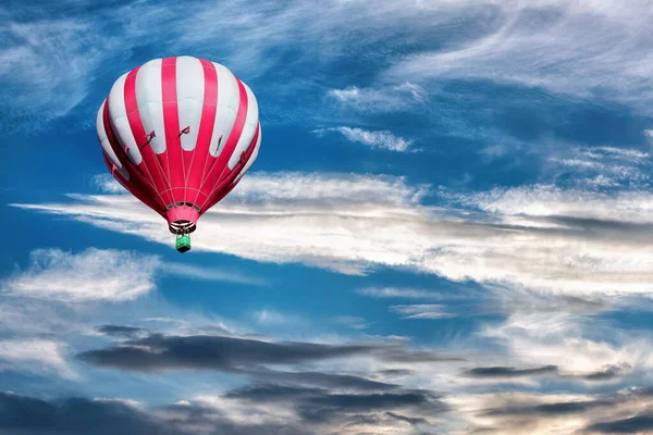天空中的热气球 背景是明亮的落日 — 图库照片