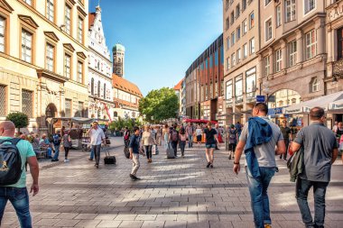 Münih, Almanya - 12 Eylül 2018: Eski evleri, kafeleri ve dükkanları olan geleneksel bir Alman şehir caddesi.