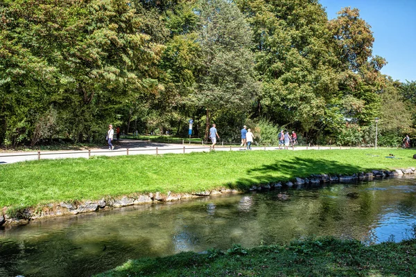 Jardín Inglés Personas Caminando Por Sendero Orillas Río Múnich Alemania — Foto de Stock